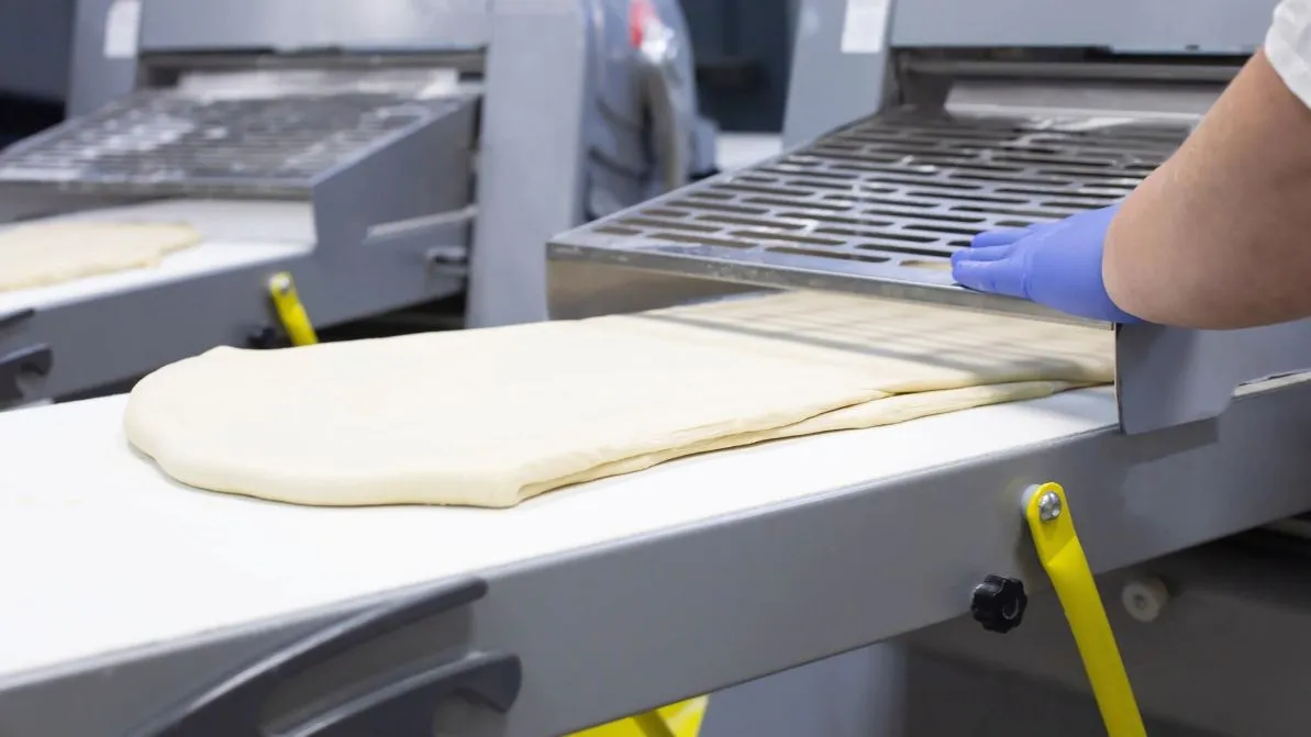 Siemens Geschäft -Siemens Geschäft Rolling dough through an automatic dough sheeter
